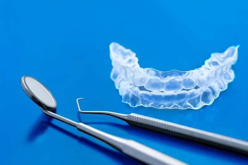 Czy noszenie nakładek Invisalign boli?