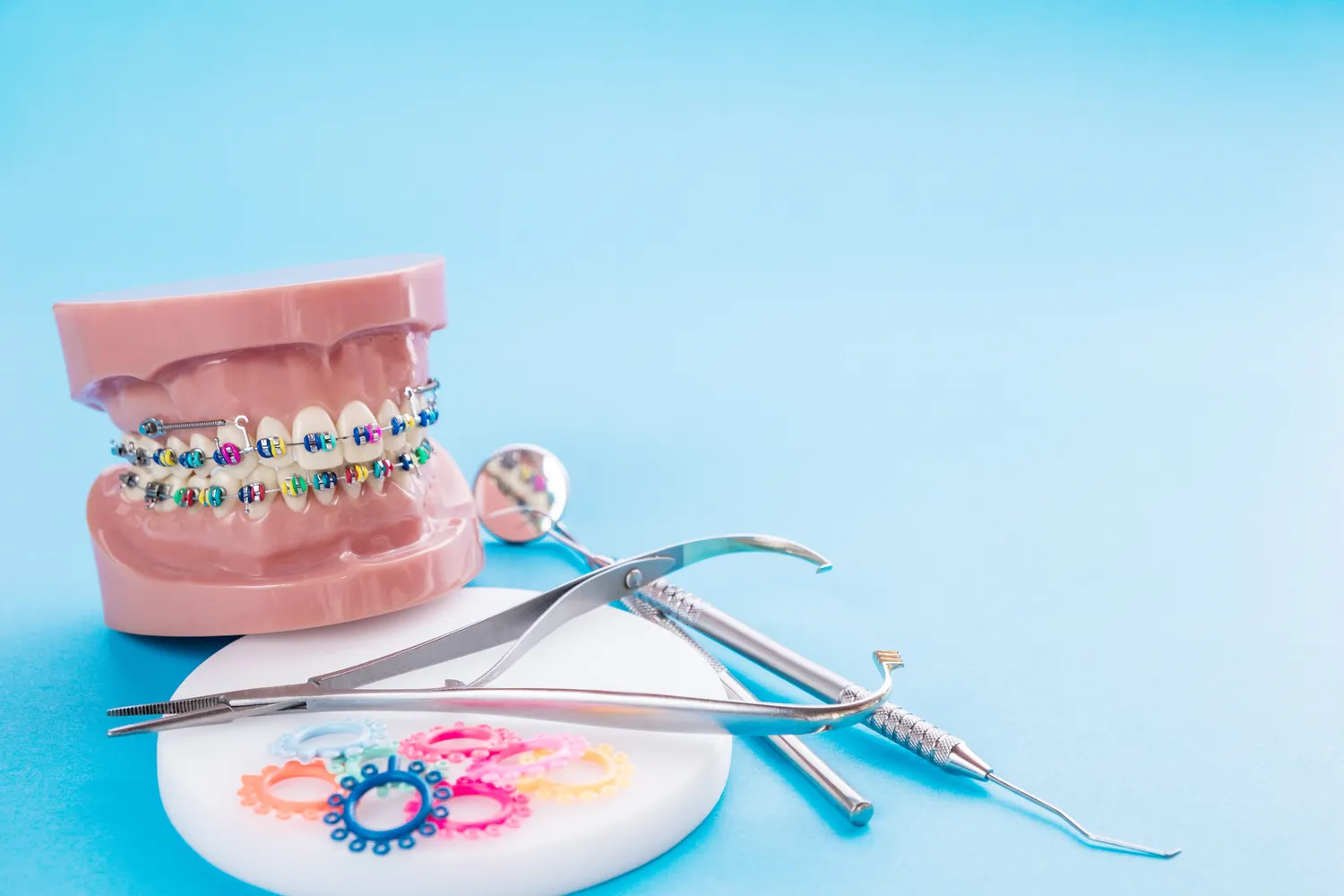 Implanty zębowe rodzaje - najważniejsze kwestie